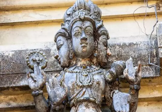 معبد کاتارگاما ، نگومبو