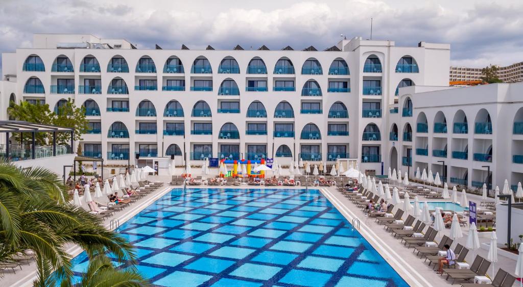 هتل اینفینیتی بای یلکن آکوا پارک