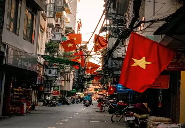 یکی از خیابان های هانوی همراه با پرچم ویتنام 