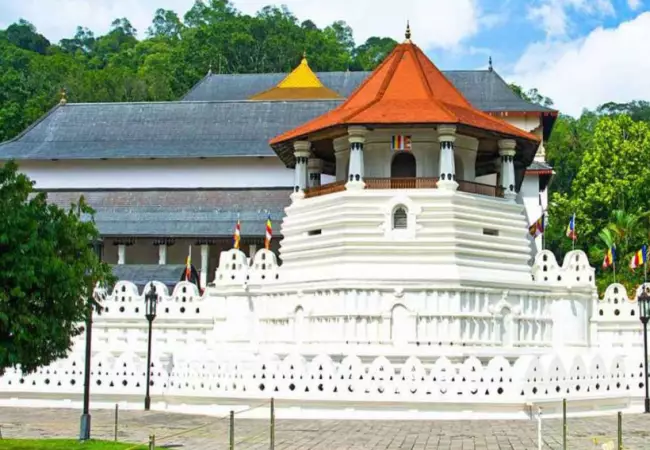 معماری معبد دندان در روز 