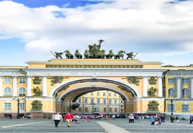 نمایی از میدان پالاس سنت پترزبورگ در روز 