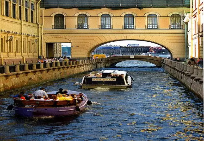 قایق سواری در رودخانه نوا 