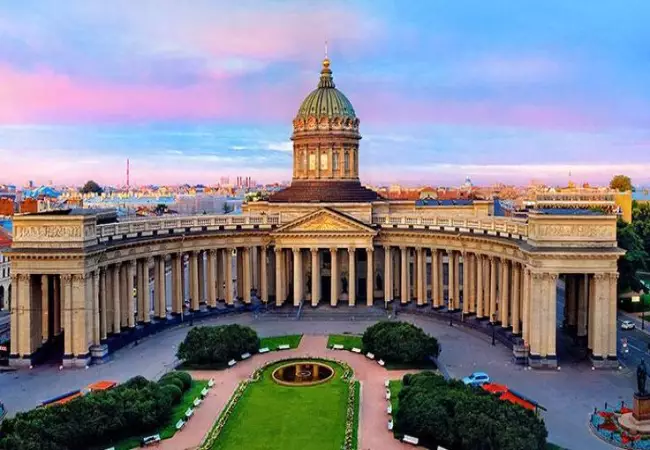 نمای بیرونی کلیسای کازان در شب های سفید 