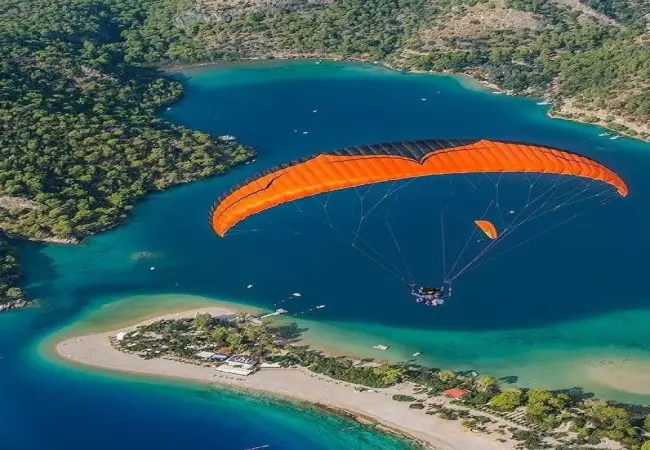 پاراگلایدر نارنجی در سواحل فتحیه 